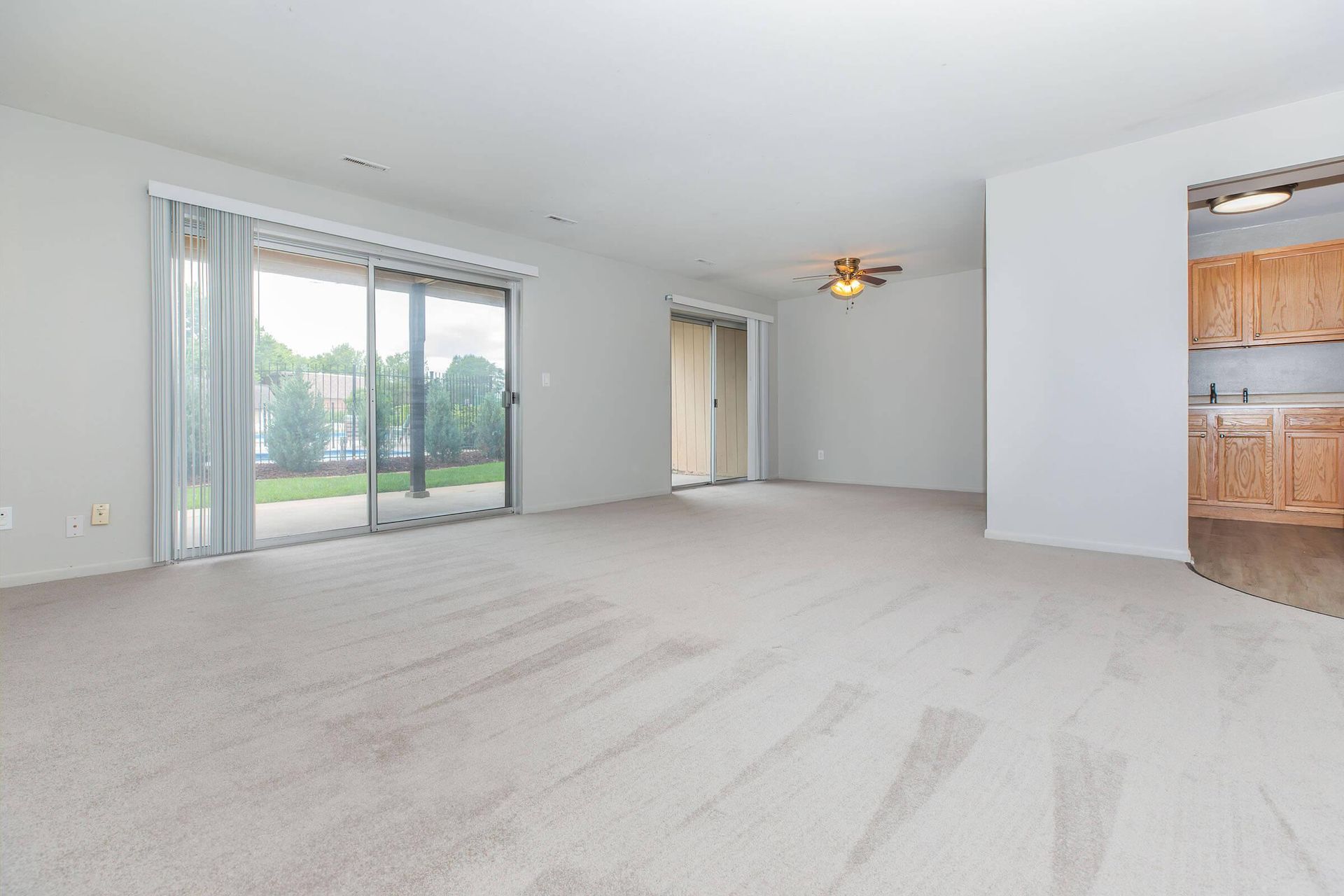 Living room at the Homewood Manor apartments in Moline, IL