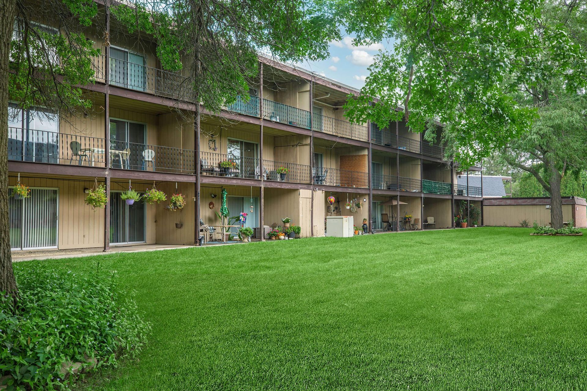 Large balconies at the Homewood Manor apartments in Moline, IL