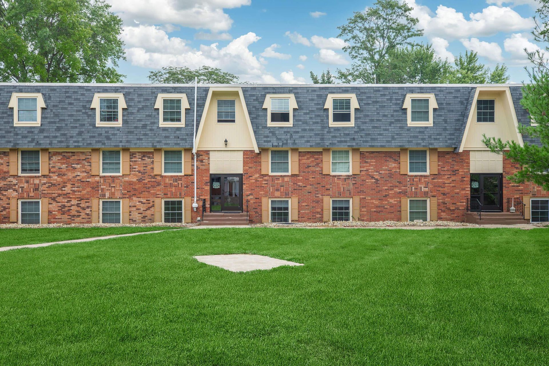 Exterior at the Homewood Manor apartments in Moline, IL