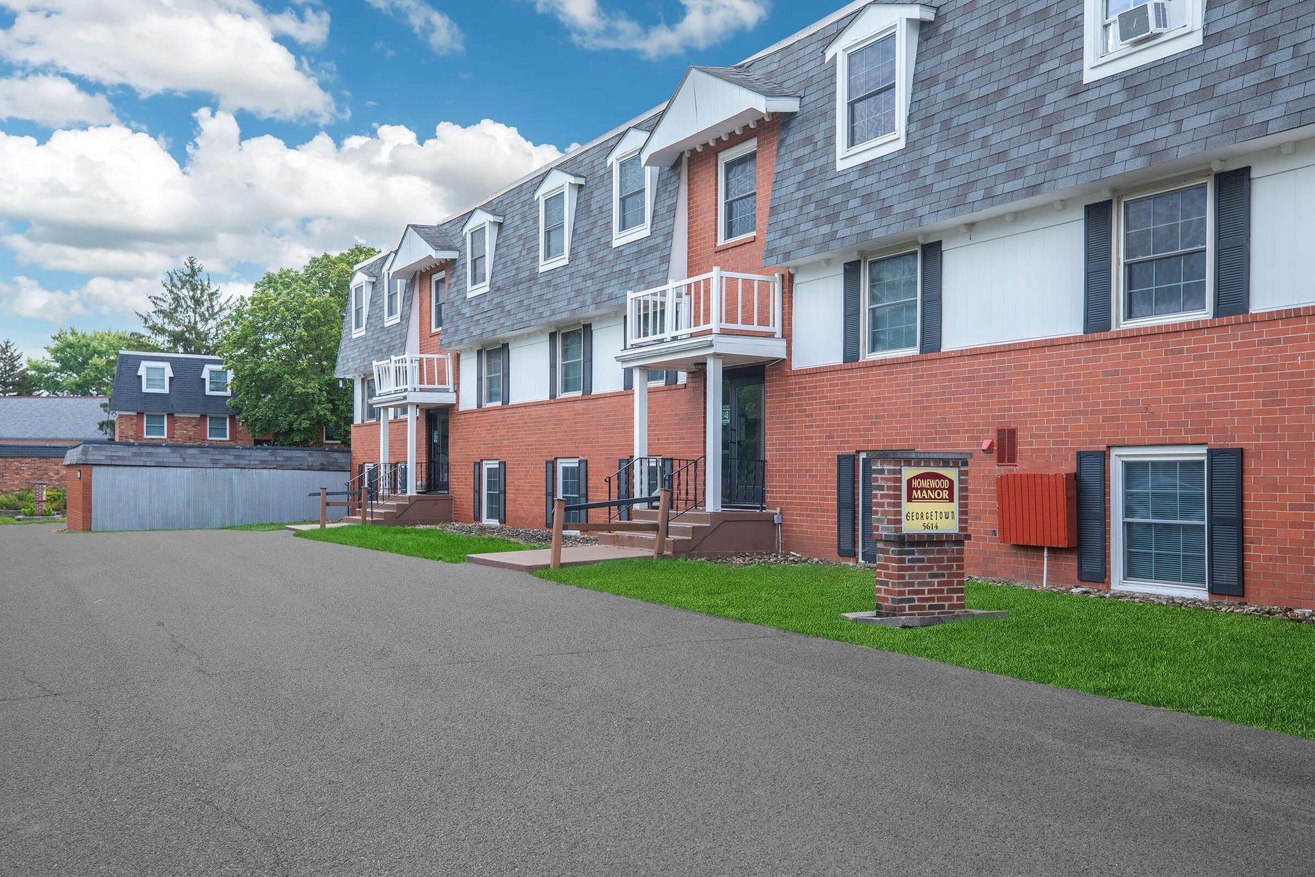 Exterior at the Homewood Manor apartments in Moline, IL