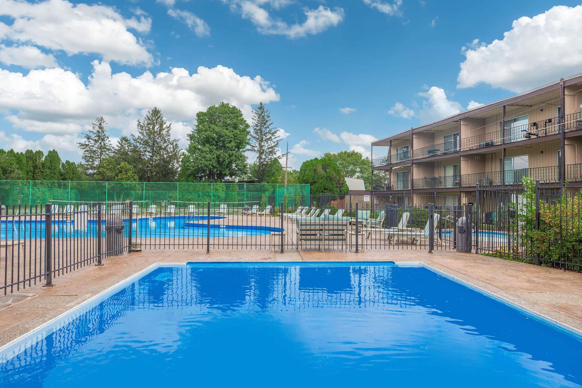 Homewood Manor apartments pool in Moline, IL