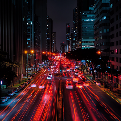 Uma foto de longa exposição de uma rua movimentada da cidade à noite