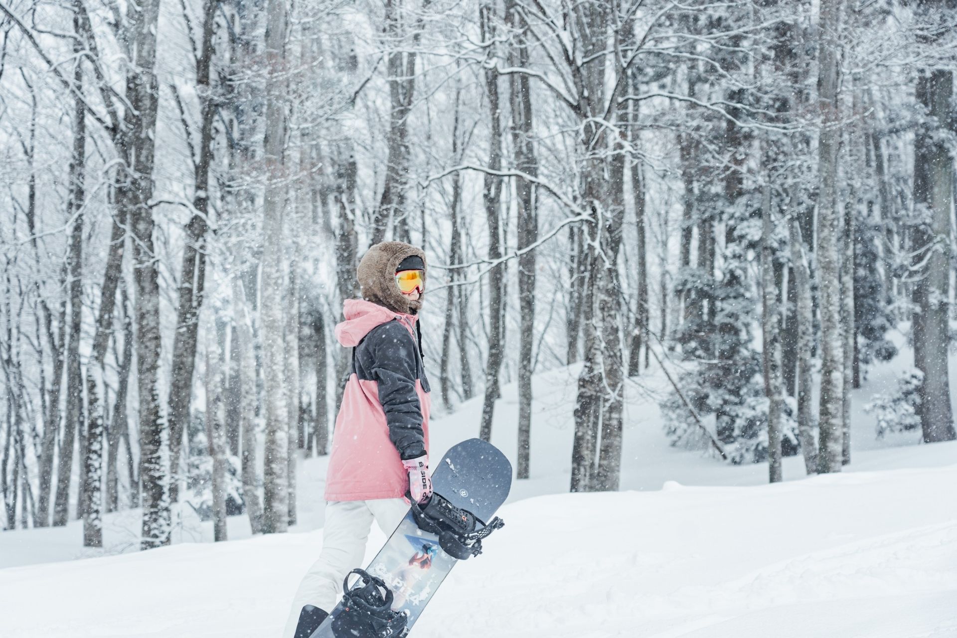 天空中有很多雲的日落