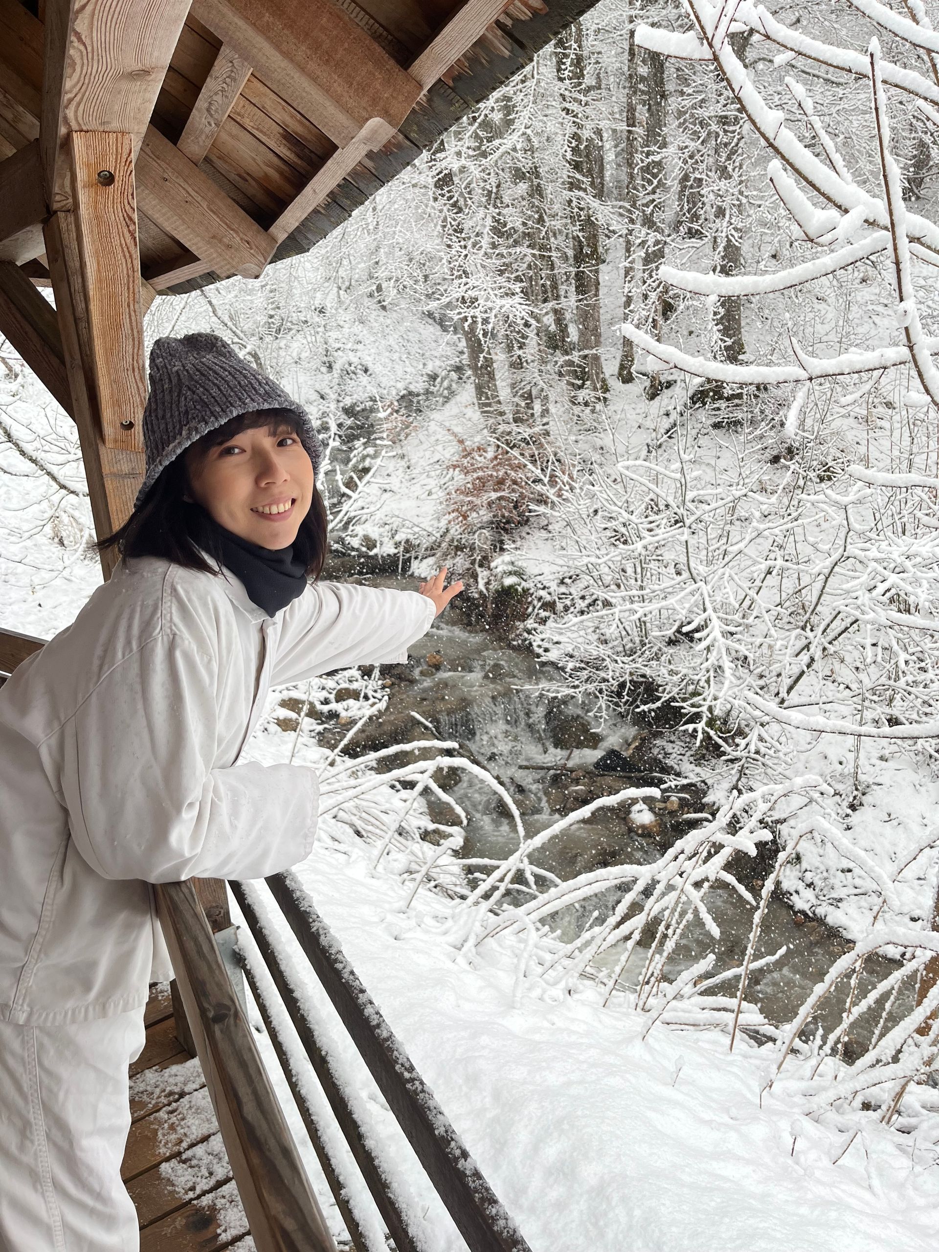 一位穿著芭蕾舞短裙的芭蕾舞者正在霧濛濛的房間裡跳舞。