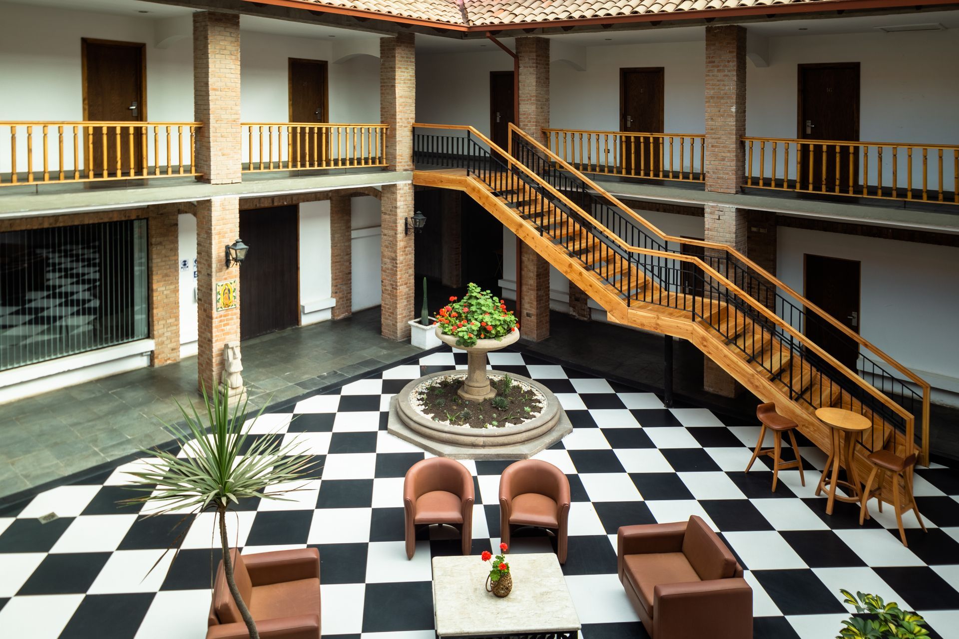 Patio interior neocolonial con encanto