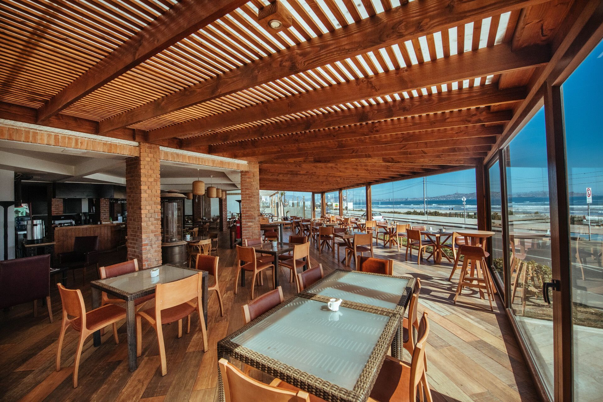 Desayuno buffet con vista a la playa