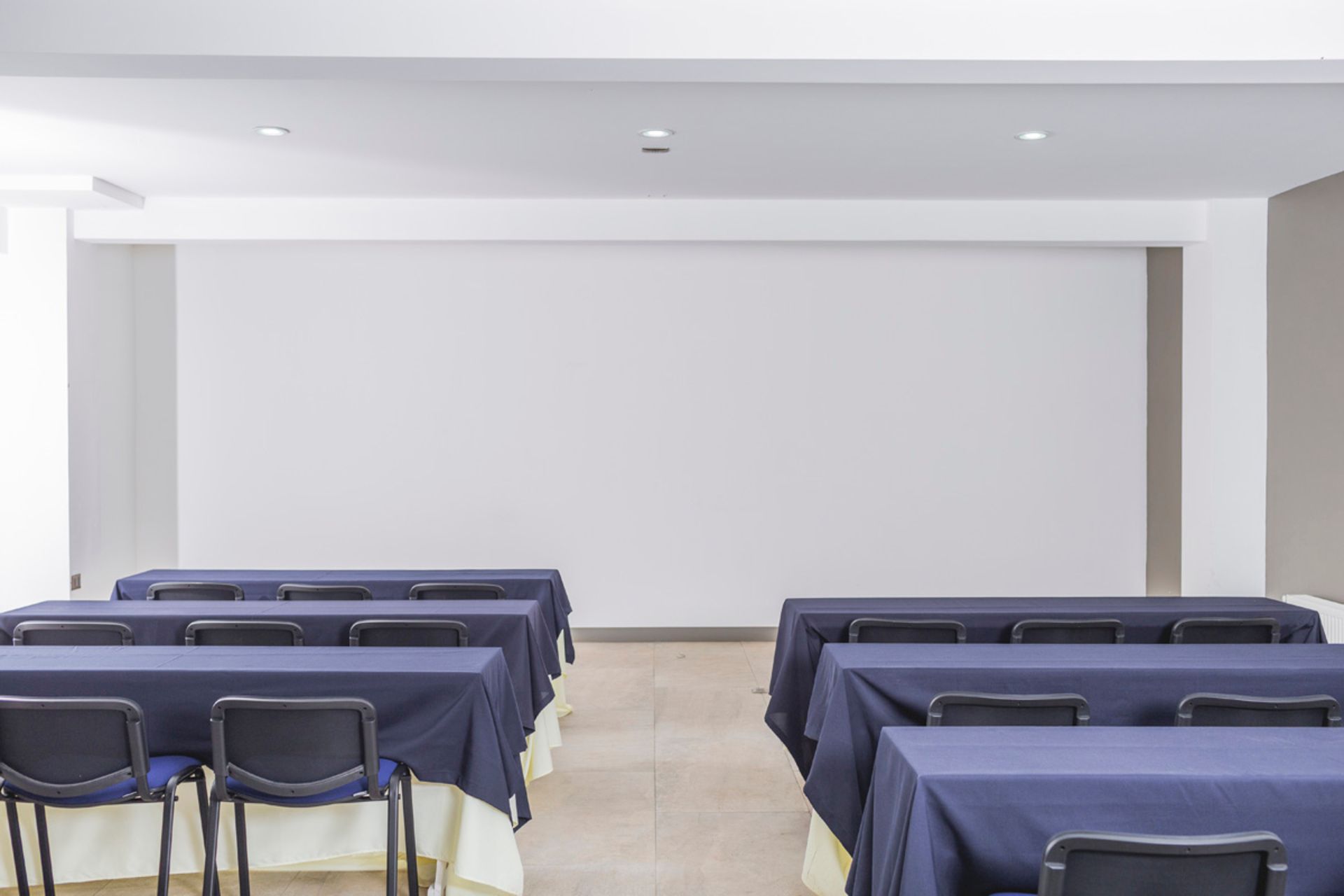 Salón de eventos corporativos equipado con mesas y sillas