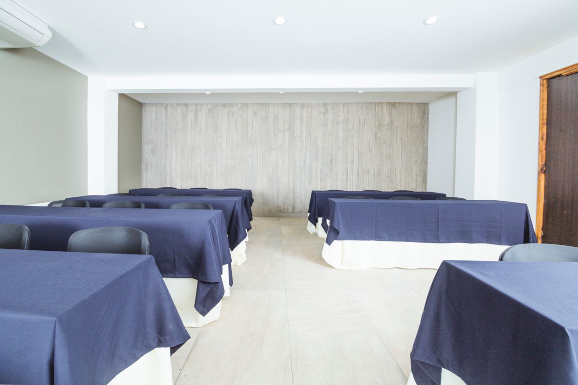 Salón de eventos con mesas y sillas