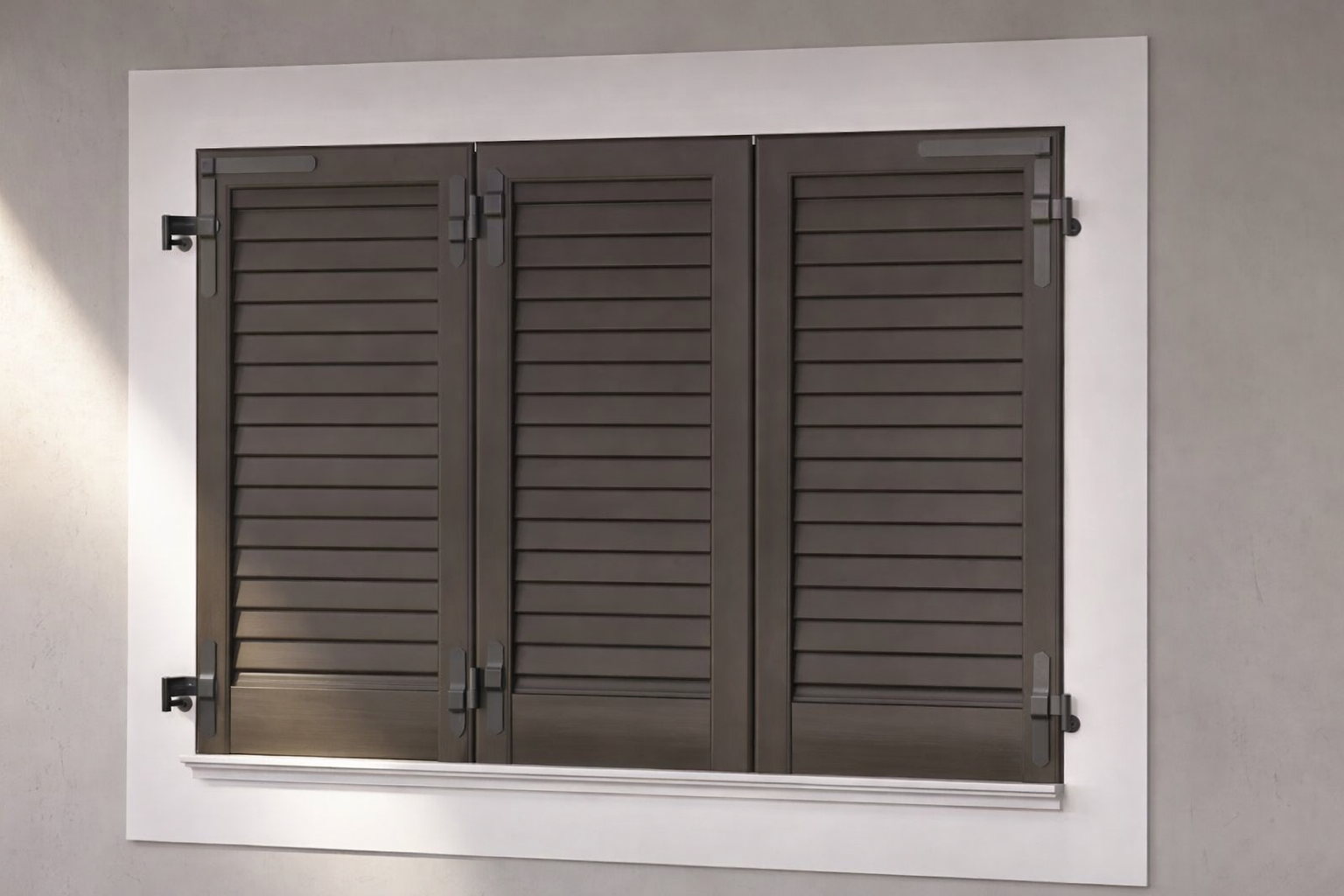 Persiane marrone scuro su una finestra con cornice bianca.