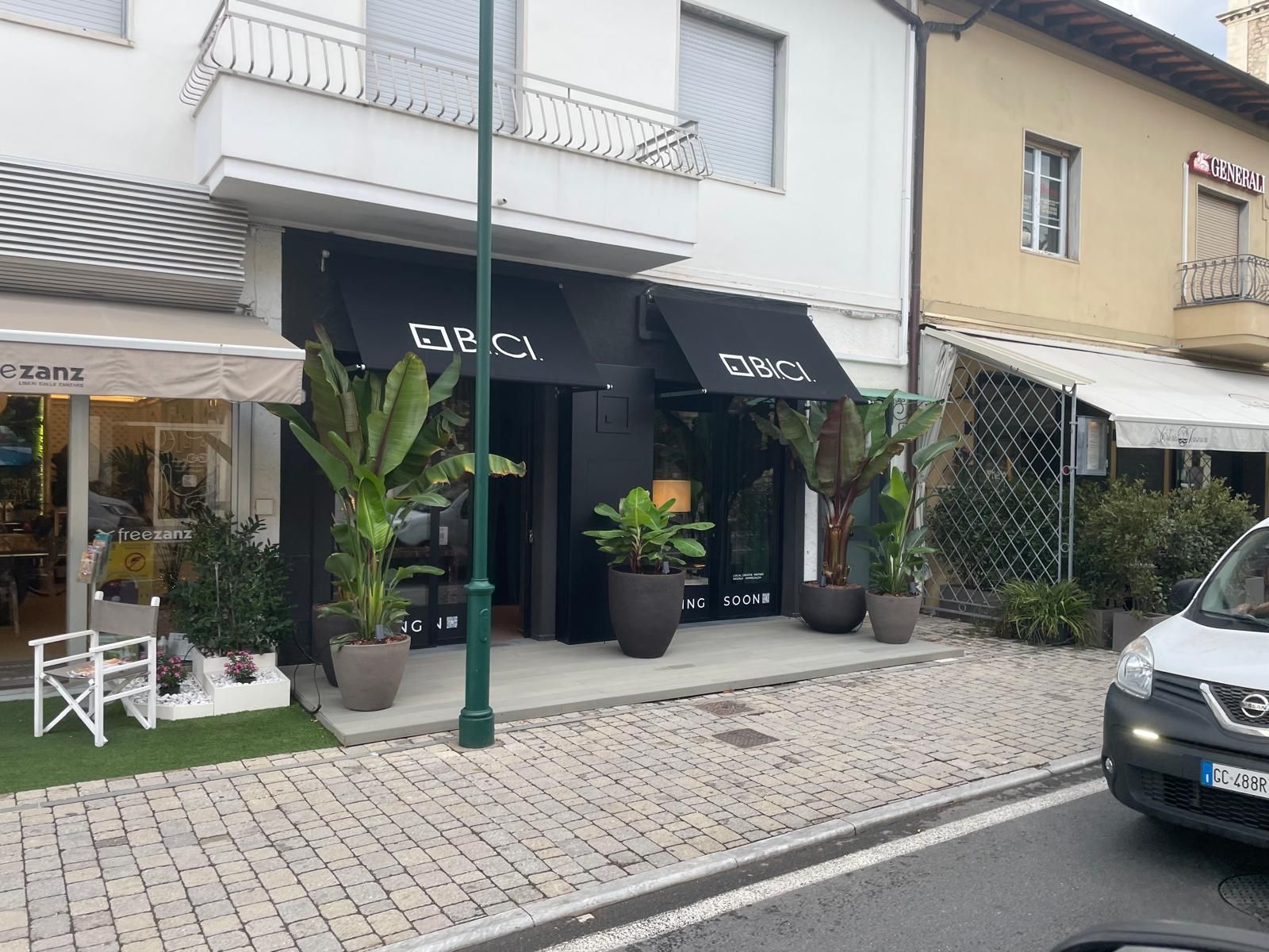 Esterno di un negozio con facciata nera, scritta 