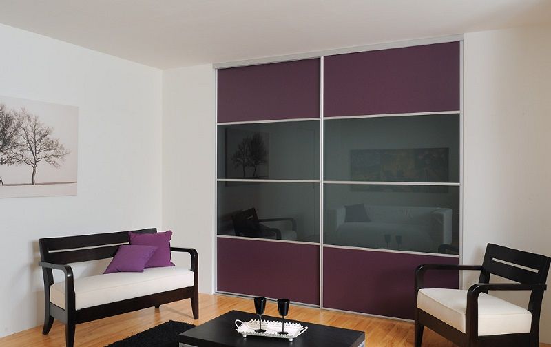 Soggiorno moderno con ante scorrevoli viola e mobili neri.