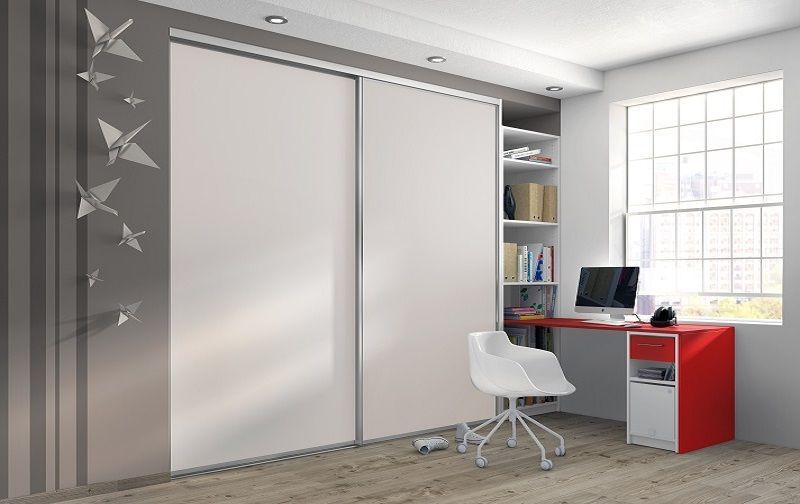 Un ufficio moderno con ante scorrevoli bianche, scrivania, scaffali e una finestra. Decorazione murale origami.