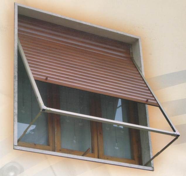 Finestra con tapparella marrone e zanzariera abbassata.