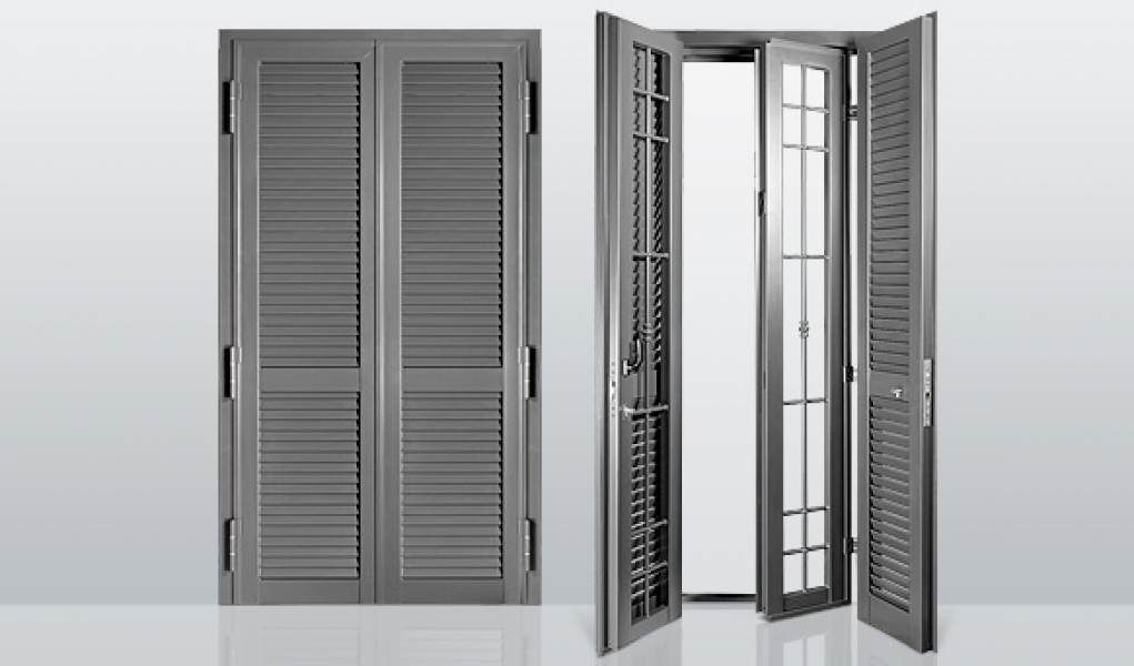 Persiane in alluminio grigio, chiuse e aperte, su sfondo grigio chiaro.