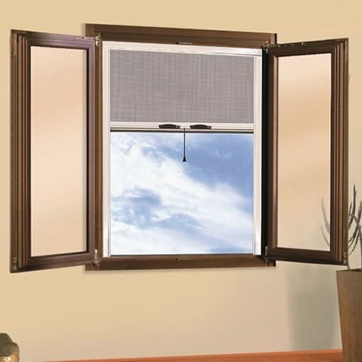 Finestra marrone aperta con vista sul cielo azzurro, zanzariera parzialmente abbassata e due pannelli laterali aperti.