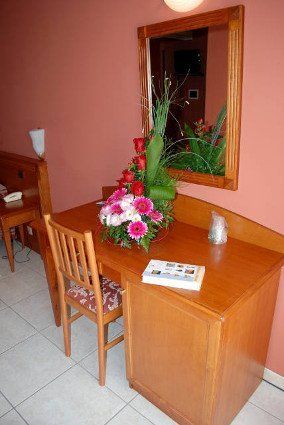 camera di albergo con scrivania