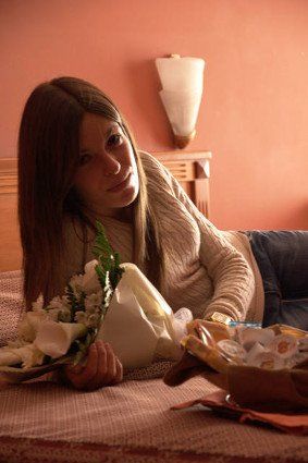 ragazza in una camera di hotel