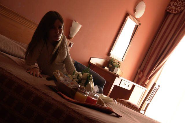 una ragazza in una camera di albergo