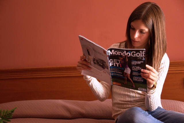 ragazza che legge in una camera di albergo