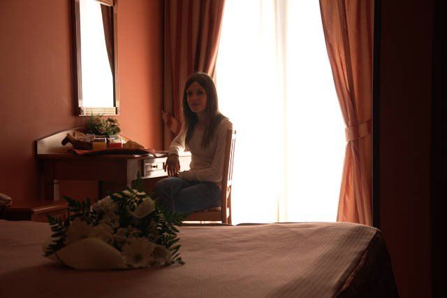 ragazza in una camera di albergo