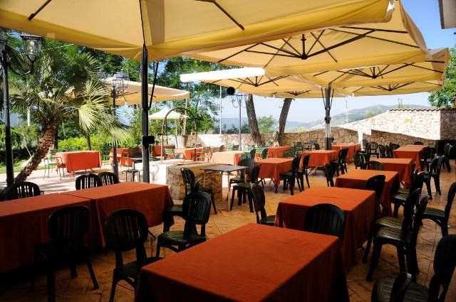 terrazza d i un albergo con tavoli