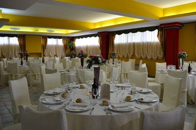 sala di un albergo allestita per una cerimonia