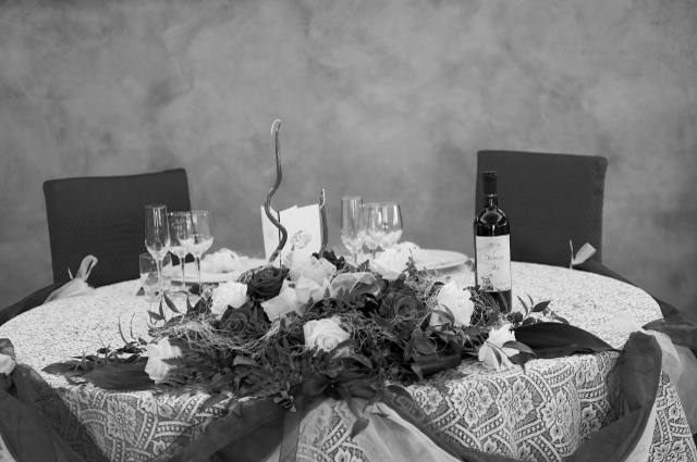 foto di un tavolo apparecchiato e decorato per un evento