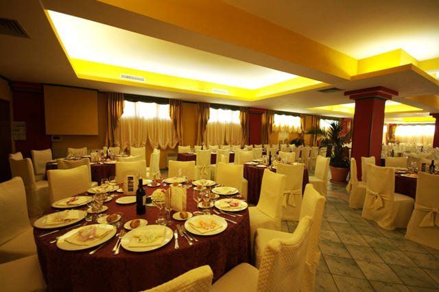 sala allestita per la celebrazione di un evento