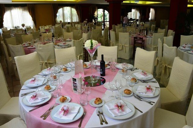 tavolo imbandito per un matrimonio in un albergo