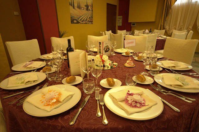 tavolo imbandito per una cerimonia