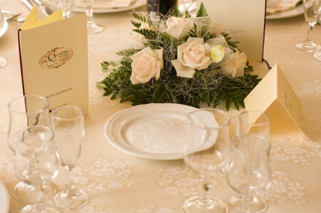 tavolo imbandito per un matrimonio