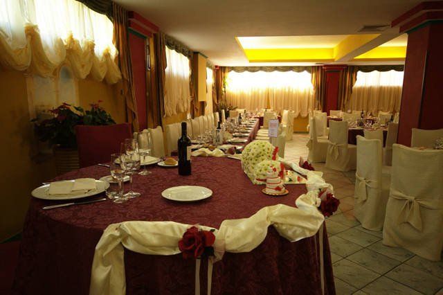 sala addobbata per un matrimonio