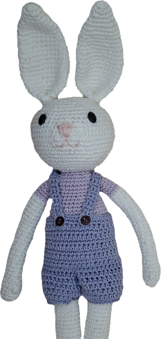 Gehaakte witte konijnenpop met blauwe overall.