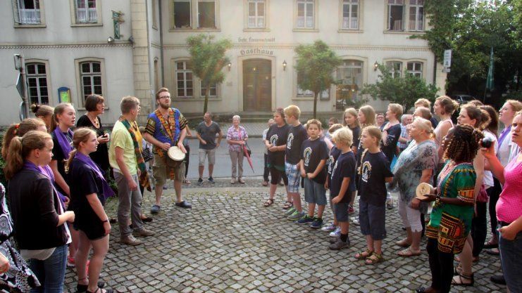 Der Afrika-Gospelchor Njabulo singt zum Abschied vor der Walburgiskirche in Venne.