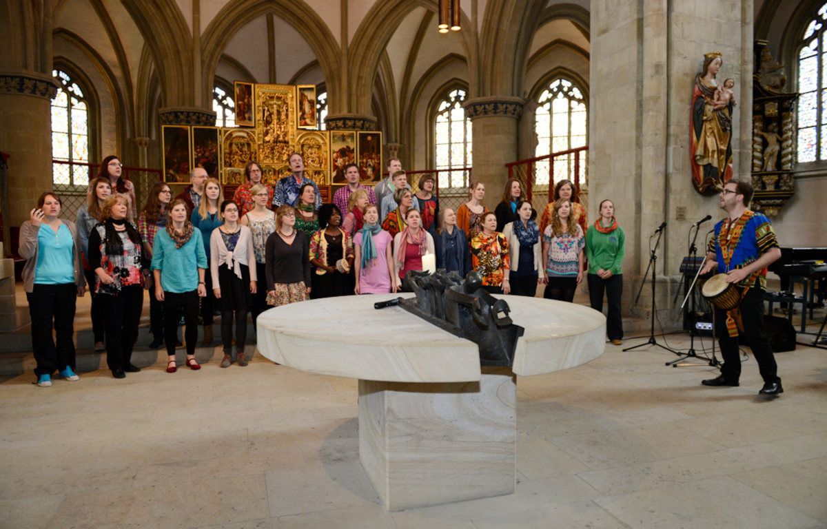 Das Afrika-Festival 2014 wird eröffnet vom Afrika-Gospelchor Njabulo.