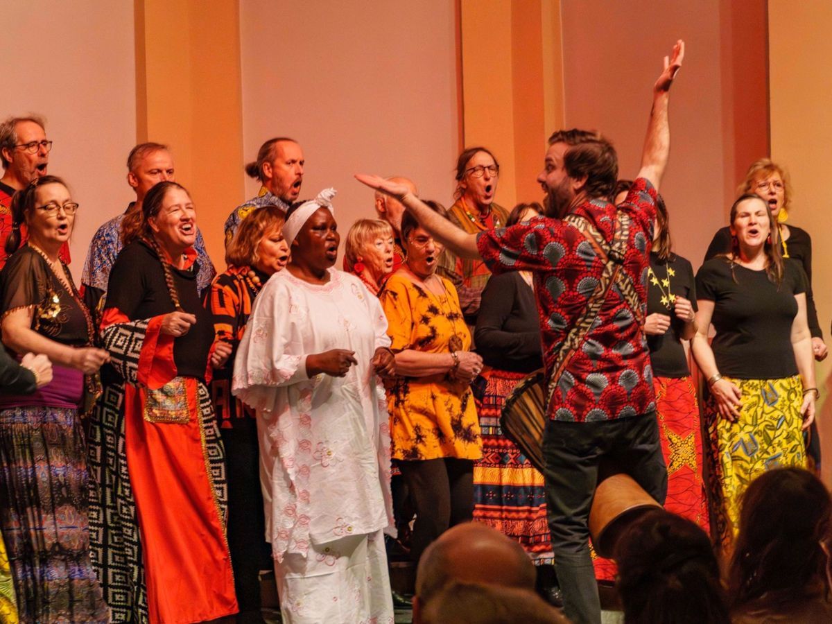 Max-Ole Tammen dirigiert den Afrika-Gospelchor-Njabulo in einem Gospelkonzert.