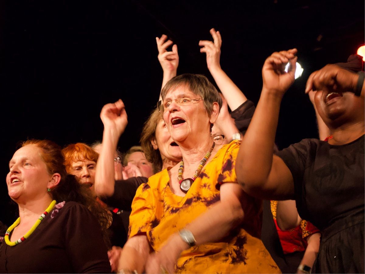 Singende Menschen feiern den afrikanischen Gospel.