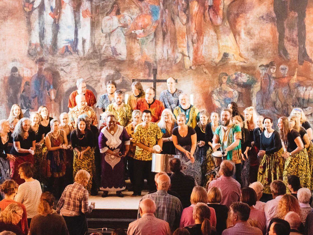 Der Afrika-Gospelchor Njabulo feiert in der Matthäuskirche in Osnabrück.