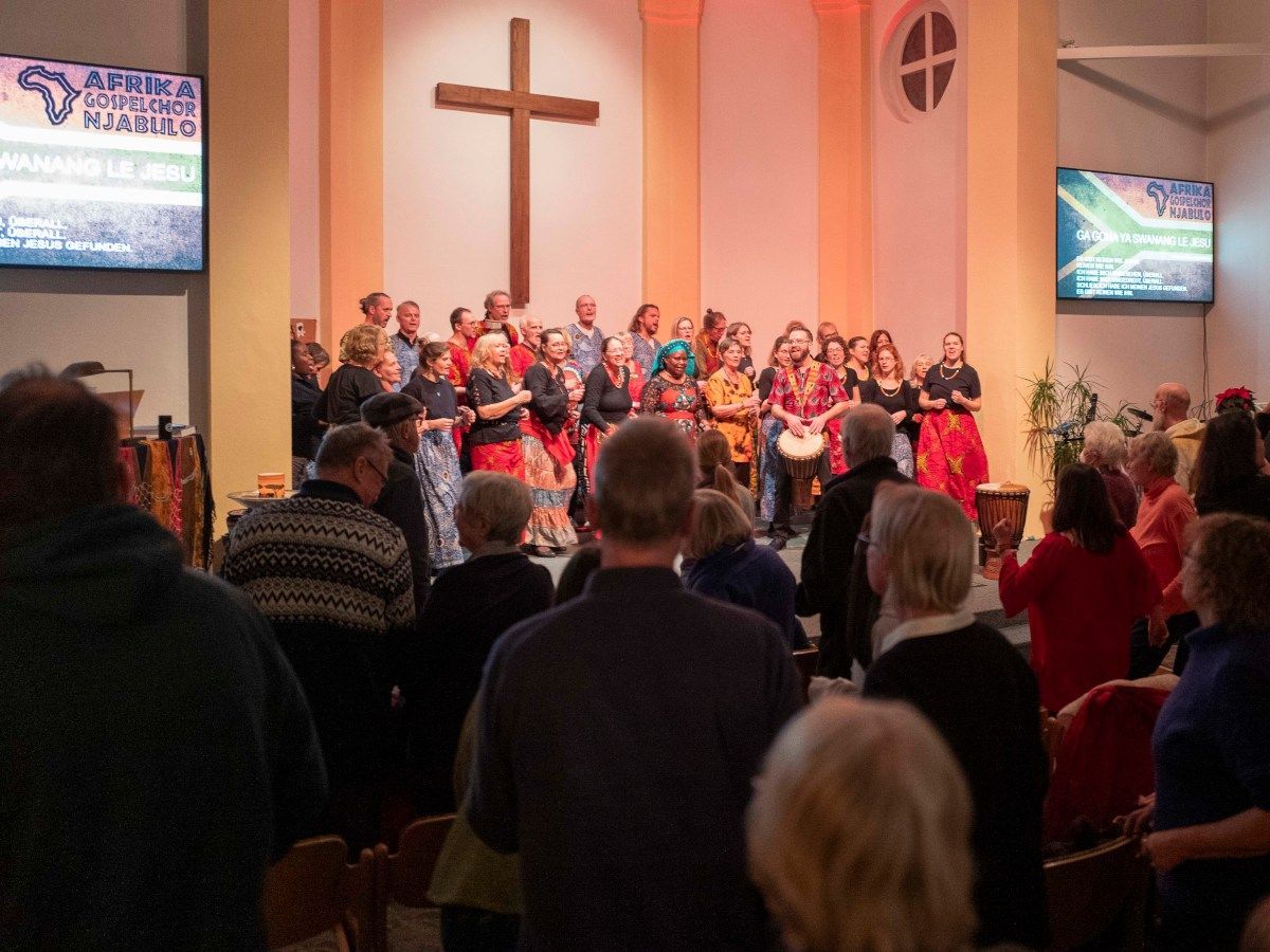 Das Publikum feiert den Afrika-Gospelchor Njabulo in der Christuskirche in Osnabrück.