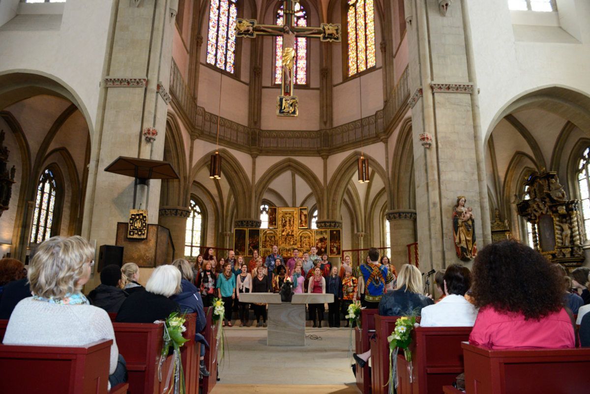 Das Publikum ist ganz fasziniert vom afrikanischen Gospel in der Marienkirche Osnabrück.