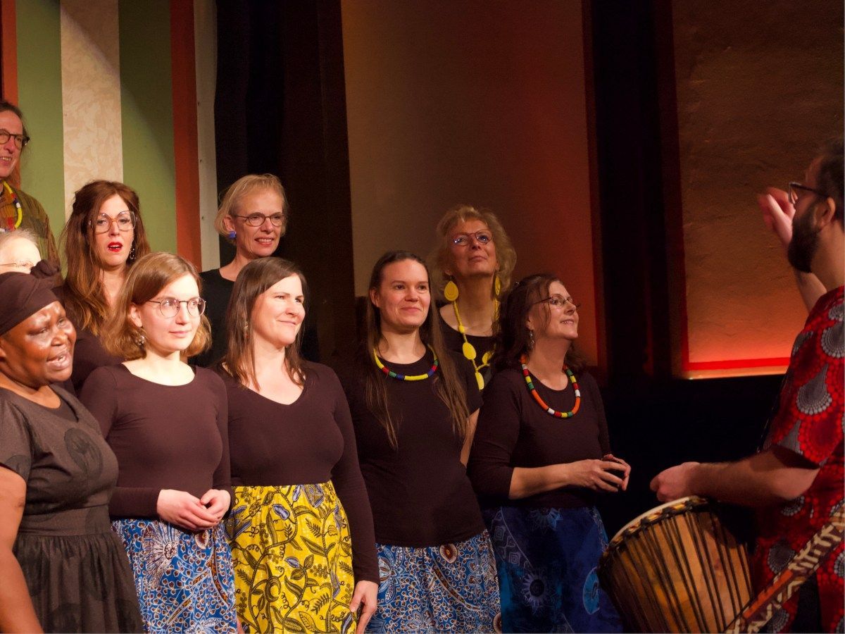 Max-Ole Tammen stimme seinen Gospelchor zum nächsten Lied ein.