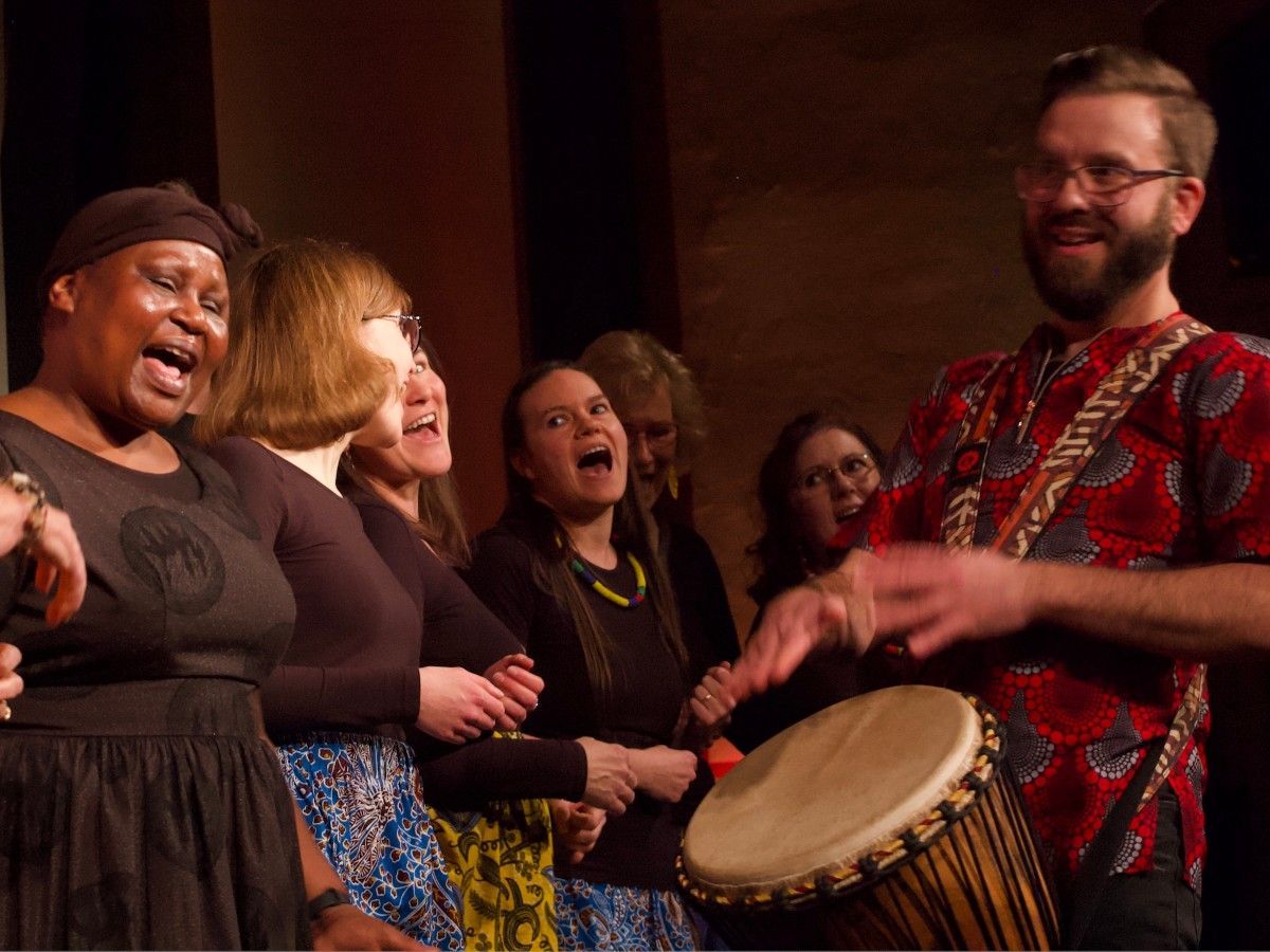 Max-Ole Tammen feiert zusammen mit dem Afrika-Gospelchor Njabulo das Konzert.