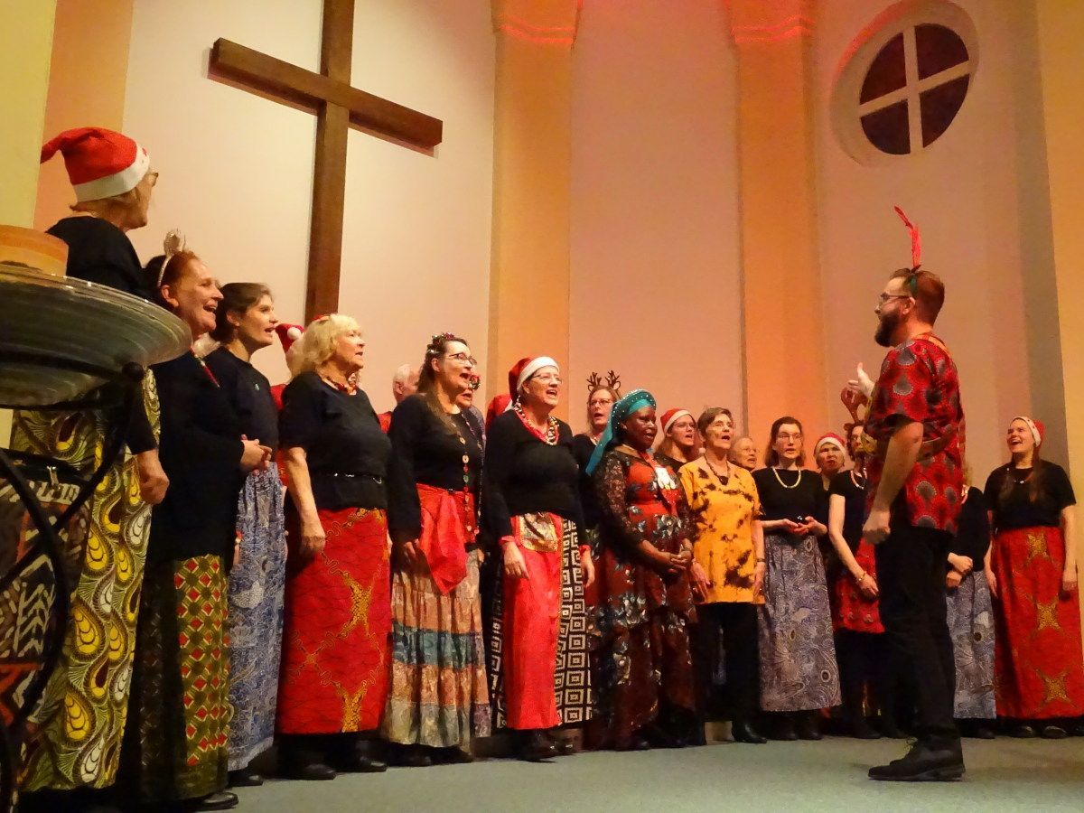 Max-Ole Tammen gibt den Einsatz für das nächste Gospellied.