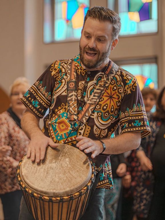 Max-Ole Tammen trommelt auf seiner Djembé.