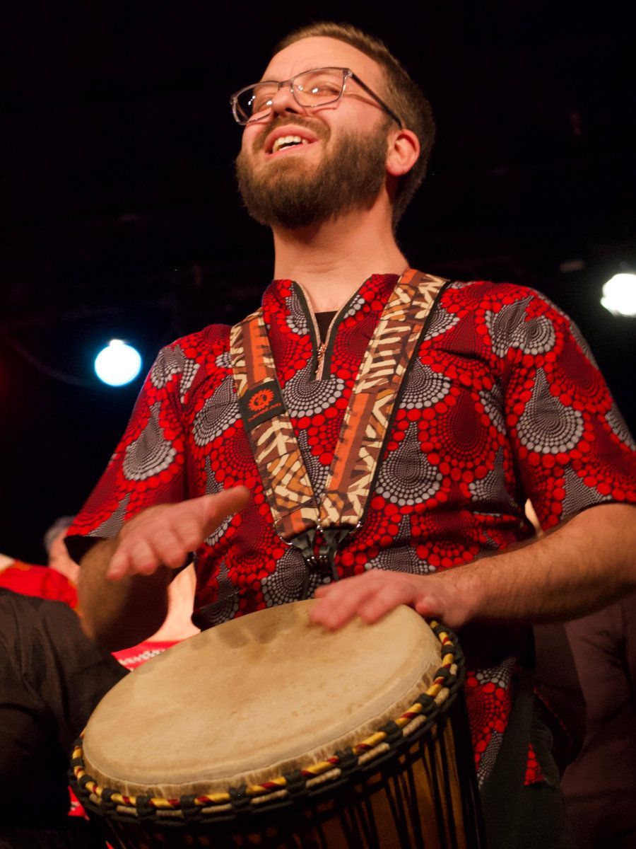 Max-Ole Tammen trommelt auf seiner Djembé.
