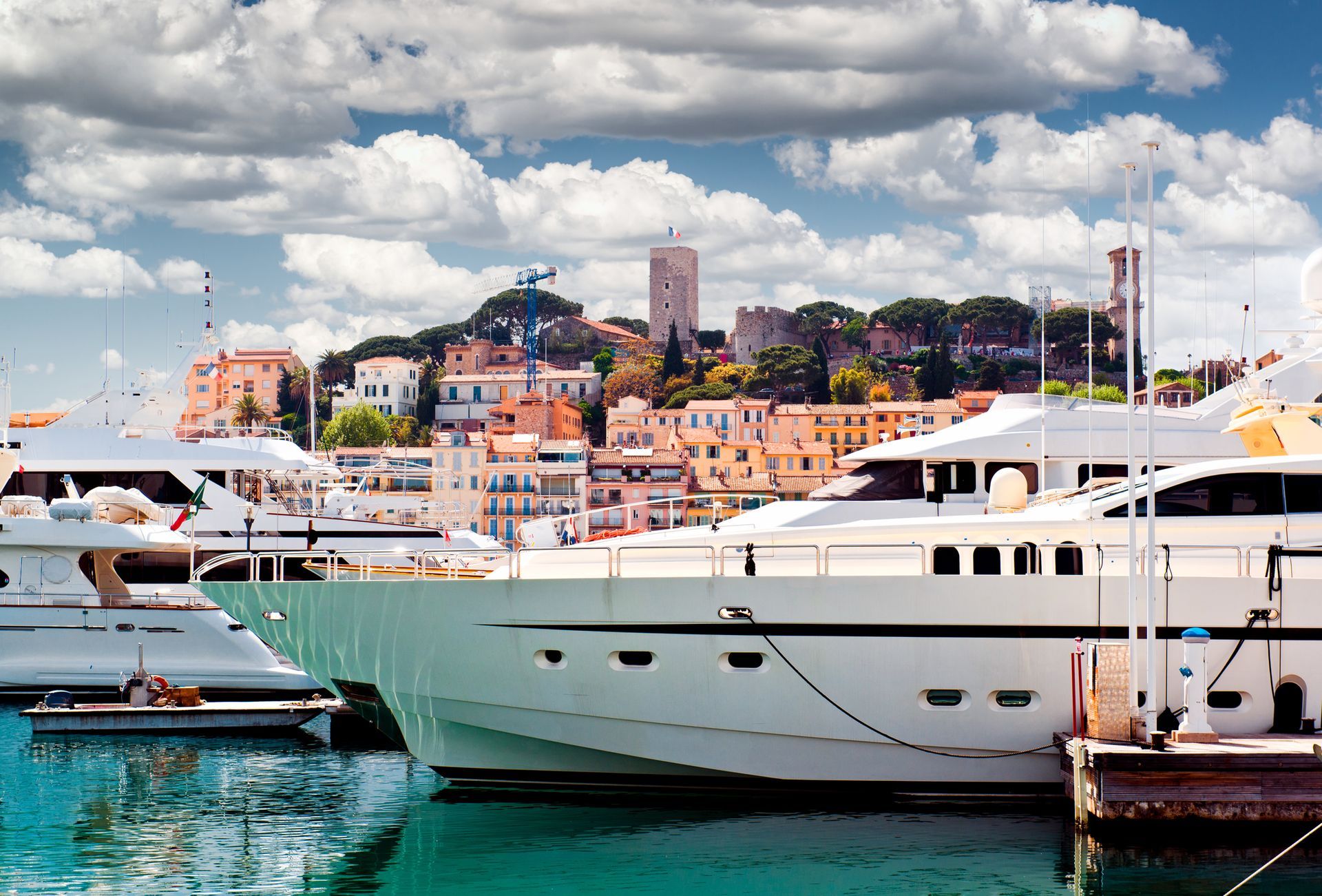 Luxury yachts in the Côte d’Azur marina — French Riviera sailing and coastal adventures.