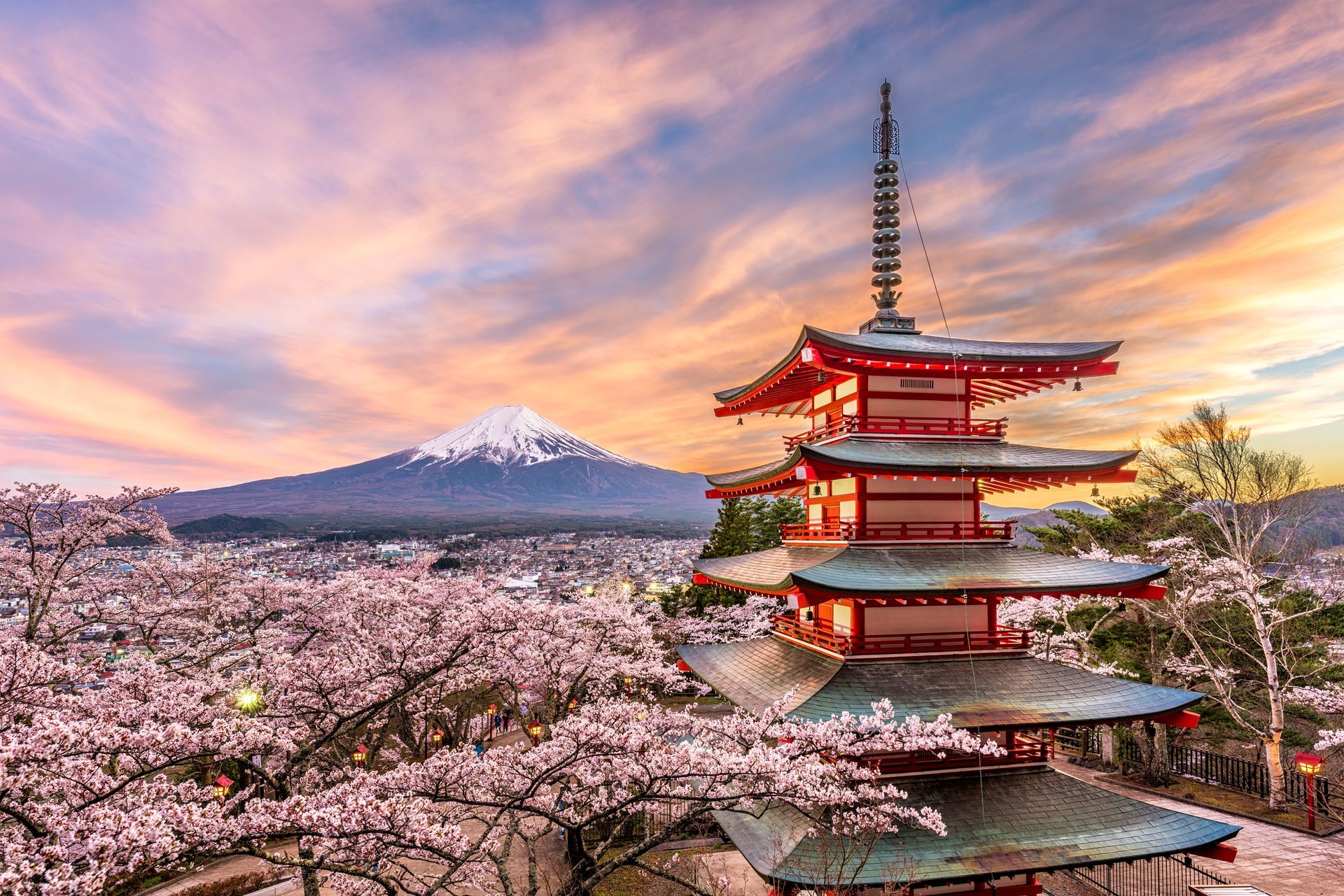 Let me know if you want a version that highlights spring travel or cultural experiences in Japan!