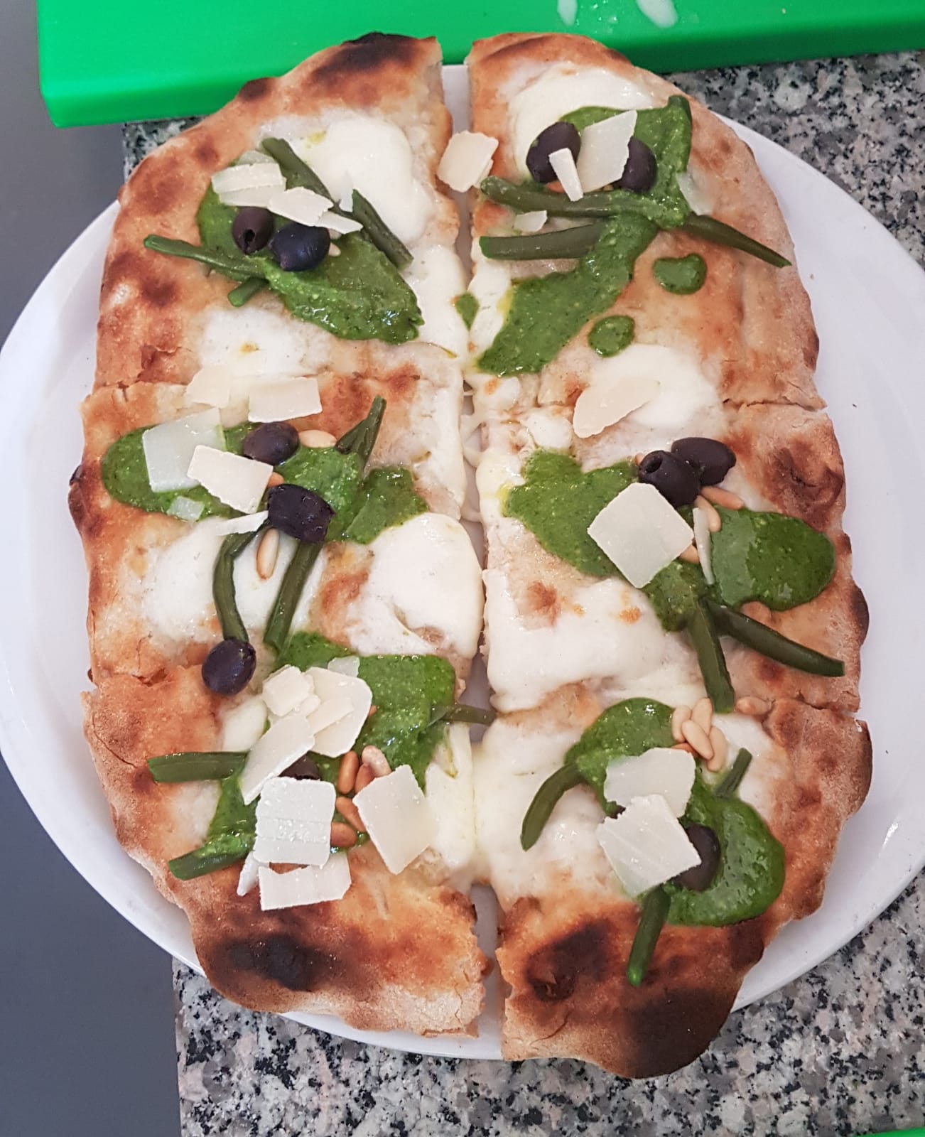 pizza con scaglie di grana
