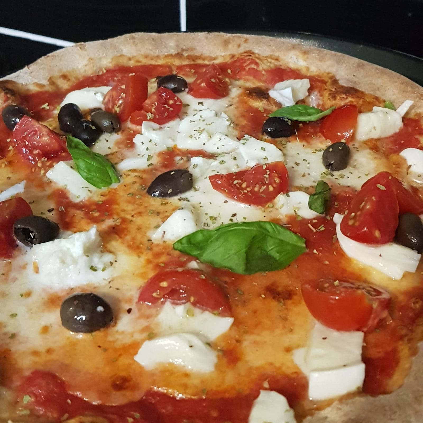 pizza con margherita e pomodorini