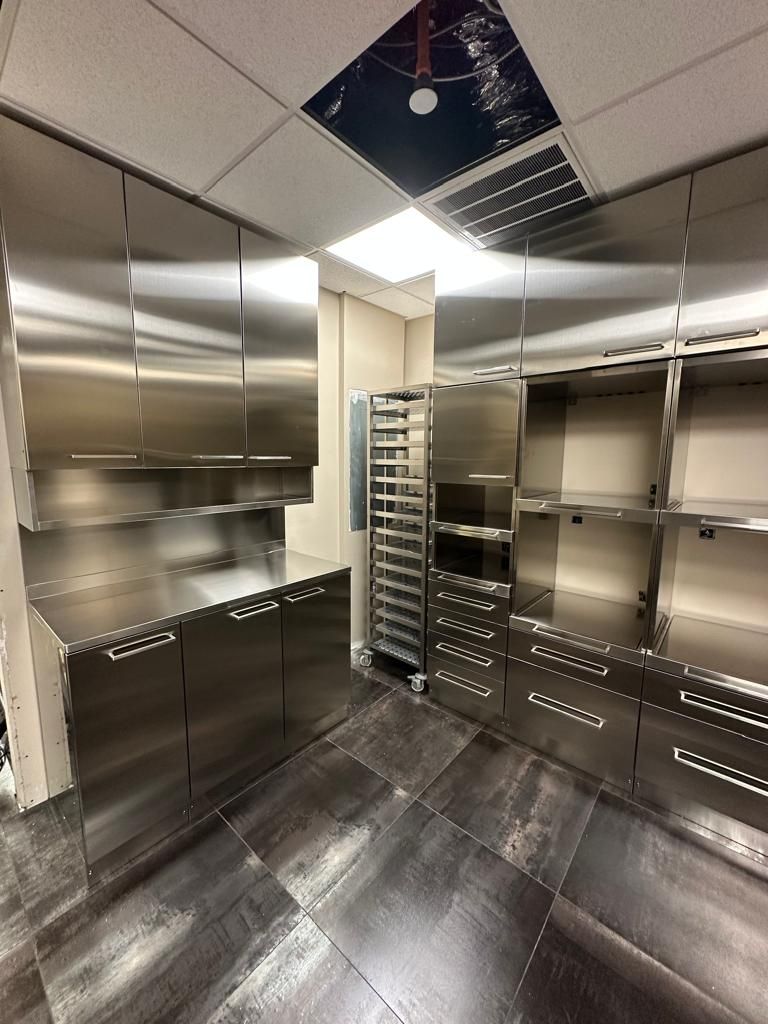 mobili pensili e piani lavoro